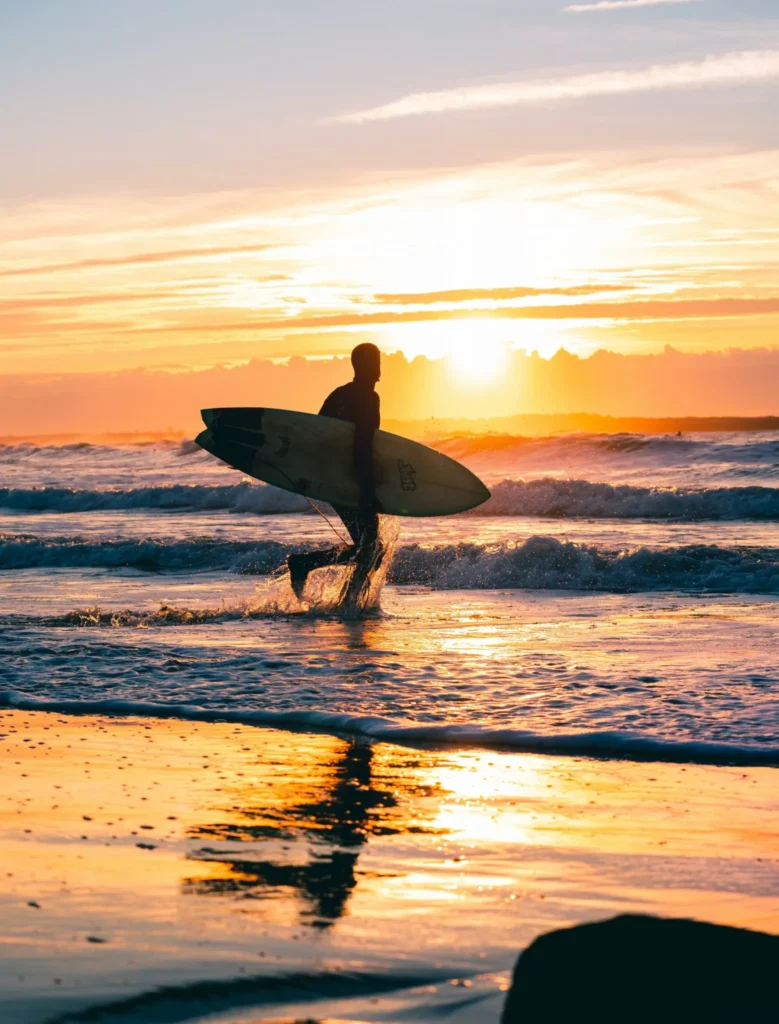 Surfer rent het water in