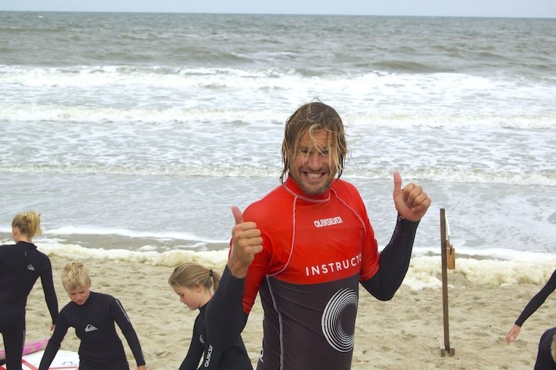 instructeur staat met zijn duimen omhoog